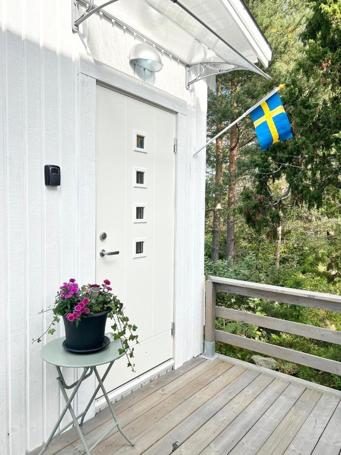 Lilla Huset Bed & Breakfast - Countryside Guesthouse, Free Parking Orebro Exterior photo